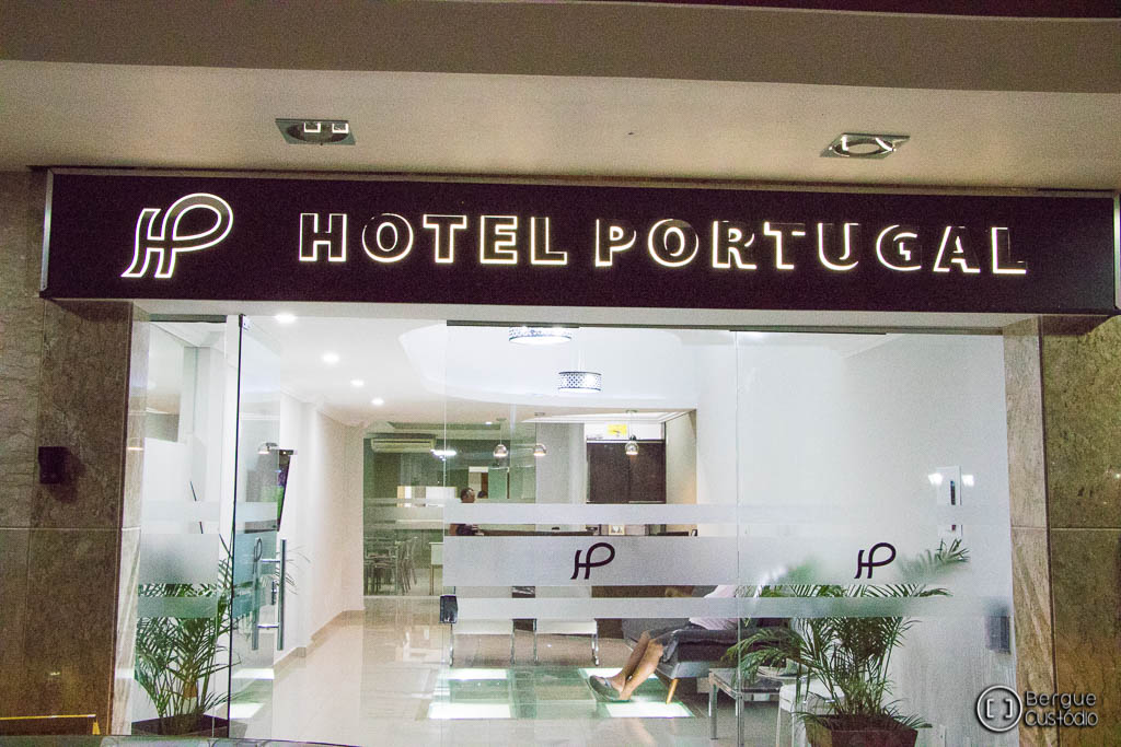 Entrada do Hotel Portugal, com o letreiro