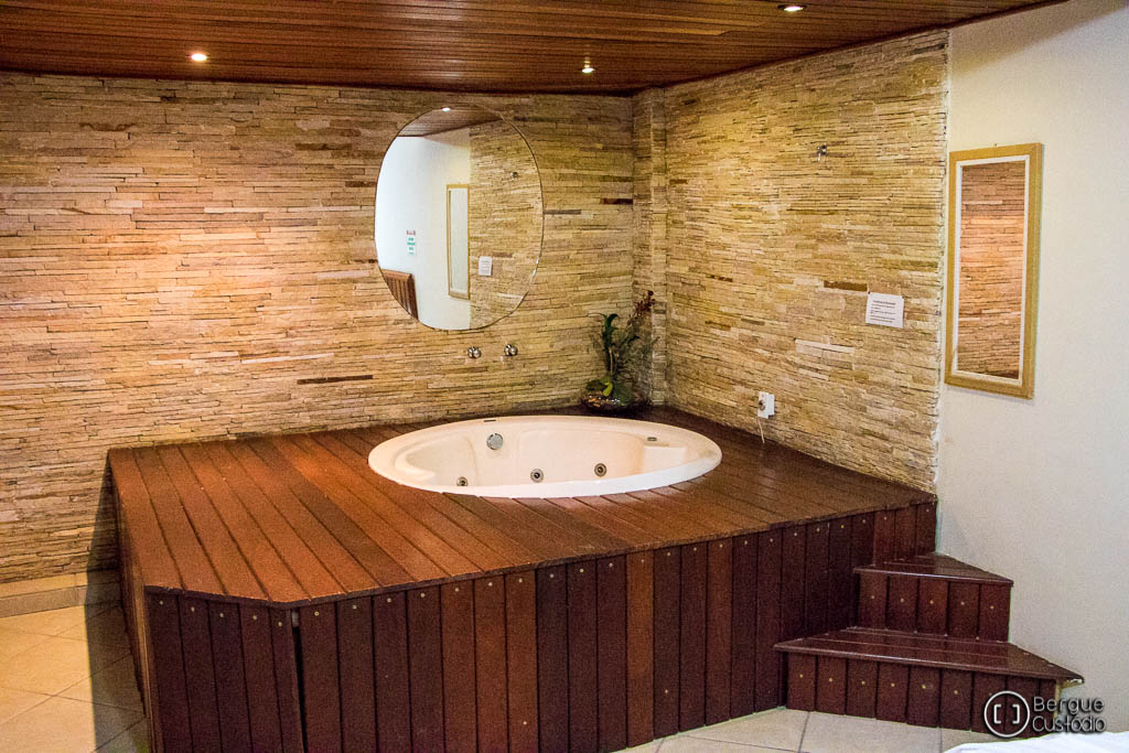 Suíte com banheira de hidromassagem