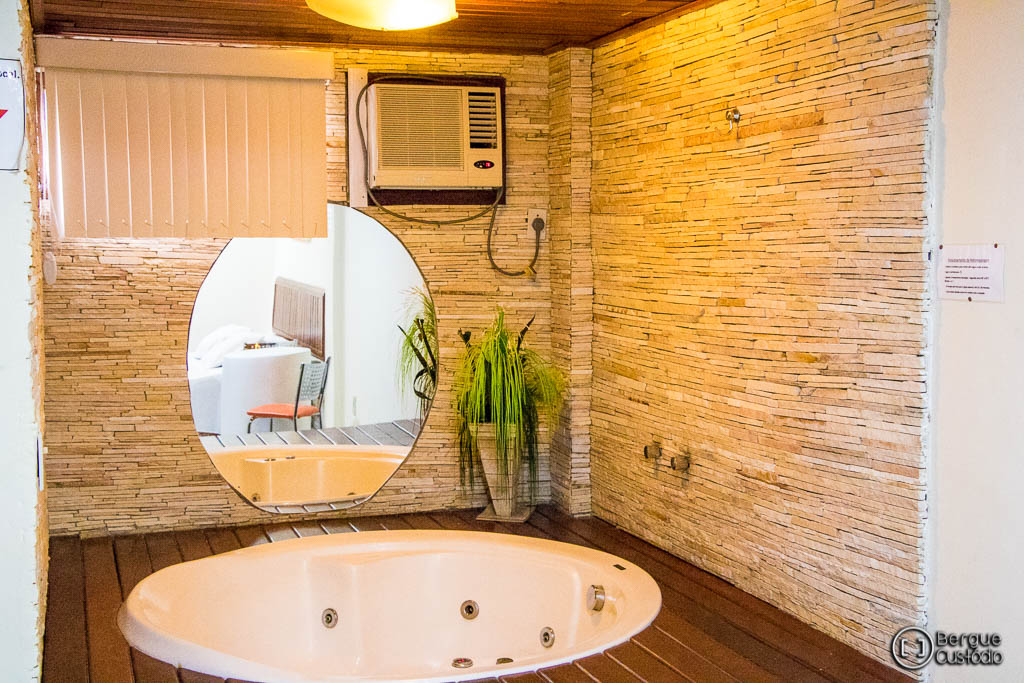 Banheira de hidromassagem da suíte